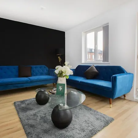 Townhouse Sleeps 14 - Free Parking Holiday home Manchester