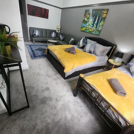 Charming Tudor White House Free Wifi