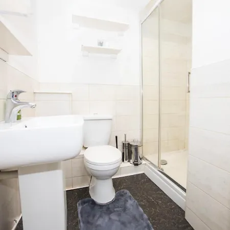 בית נופש Townhouse Sleeps 14 - Free Parking מנצ'סטר