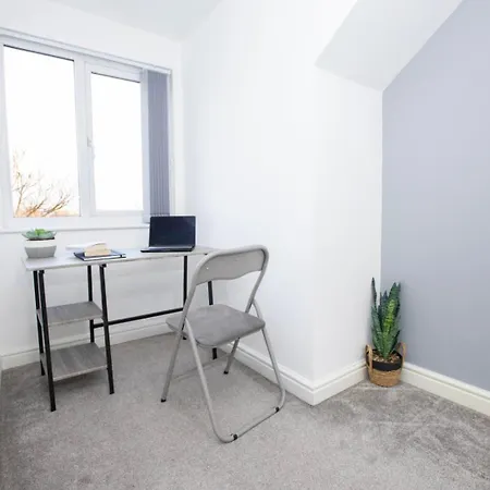 בית נופש Townhouse Sleeps 14 - Free Parking *