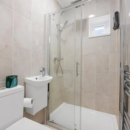 4 Bed Northenden Free Parking *