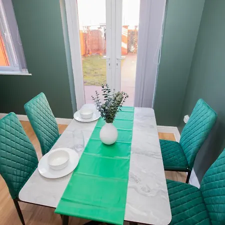 Σπίτι διακοπών Townhouse Sleeps 14 - Free Parking Μάντσεστερ