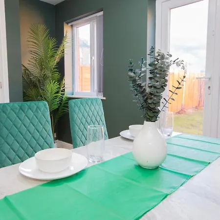 Townhouse Sleeps 14 - Free Parking בית נופש מנצ'סטר