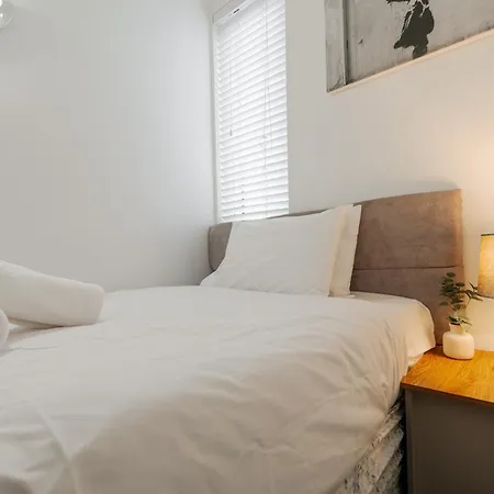 Haven - Coop Live - Etihad - Sleeps 9 - Free Parking *