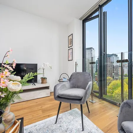 Apartament Modern Family Retreat With Balcony Views, Sleeps 5 In Prime Spot Amenities Walking Distance