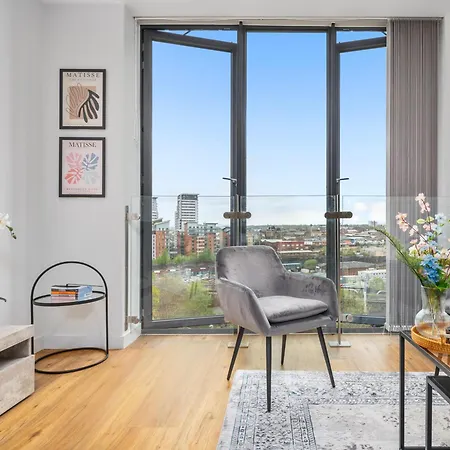 Modern Family Retreat With Balcony Views, Sleeps 5 In Prime Spot Amenities Walking Distance *