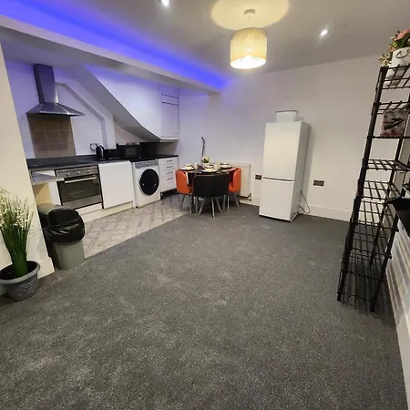 Charming Ground Floor Tudor Free Wifi