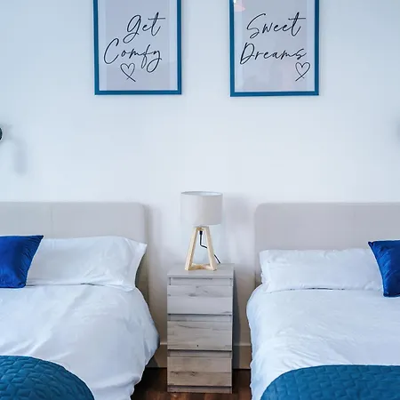 2br Heights Sleeps 7 Parking & Wifi * مانشستر