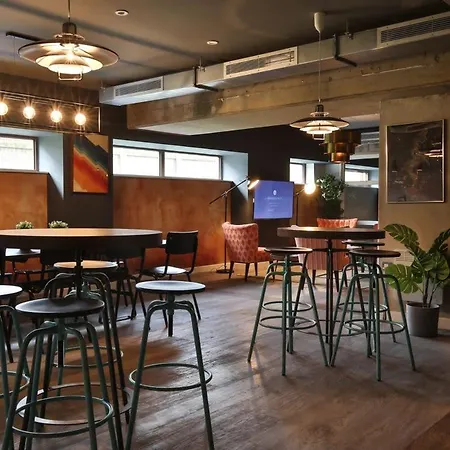 For Students Only - Victoria Point In * Mánchester