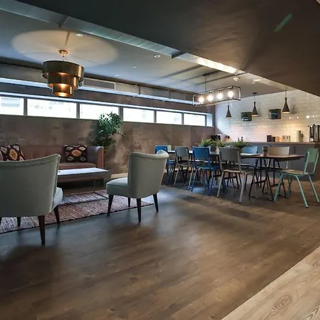 For Students Only - Victoria Point In * Mánchester