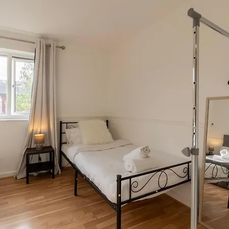 Cosy 2 Bedroom - 8 Mins From Centre - Free Parking - 4gc Apartment