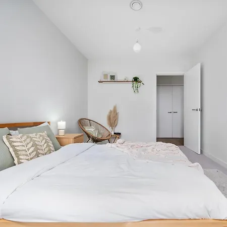 Sleeps 5 In Prime Spot Amenities Walking Distance, Business Long-term Travel, Contractor Friendly