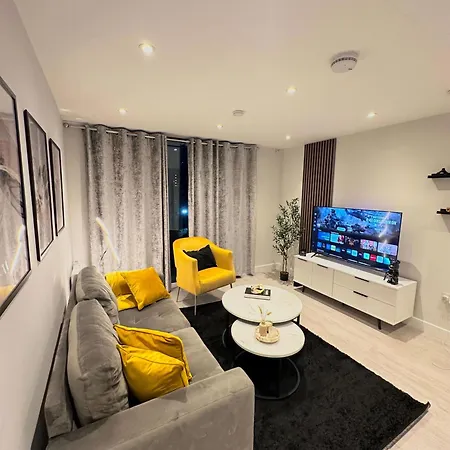 Modern 2 Bed, 2 Bath With Ensuite By Avalora Short Lets & Serviced Salford, Near Tram Manchester, Train Station, Parking Appartement Manchester