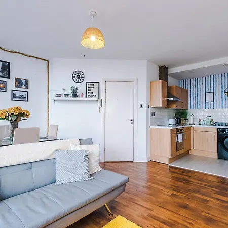 2br Heights Sleeps 7 Parking & Wifi Манчестер