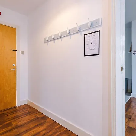 2br Heights Sleeps 7 Parking & Wifi Апартаменты