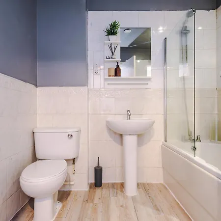 2br Heights Sleeps 7 Parking & Wifi