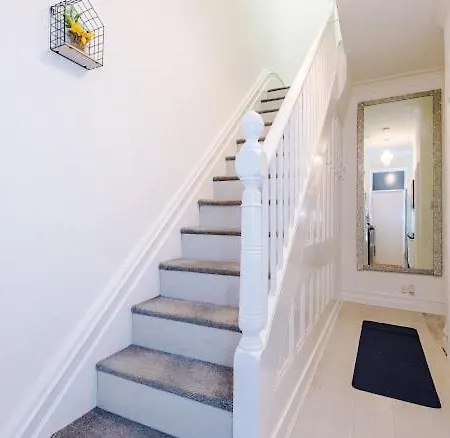 Sleep7, Pool Table, Ttennis, Free Parking, 3br Apartment *