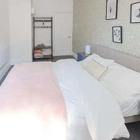 Joyful Management -top Floor With Feel Deco In M16 Manchester