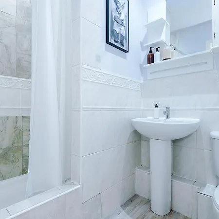 2br Heights Sleeps 7 Parking & Wifi Апартаменты