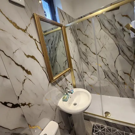 Charming Tudor White House Free Wifi بيت للعطل