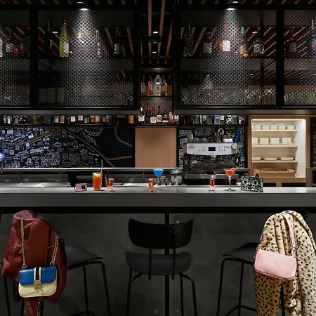 Moxy Centre Hotel 3*