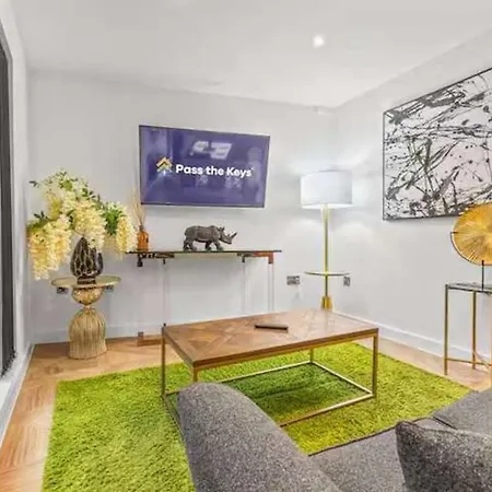 Stunning Split Floor Flat By Victoria - Pass The Keys * Mánchester