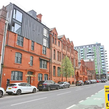 Stunning Split Floor Flat By Victoria - Pass The Keys *