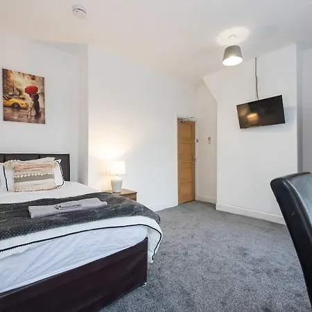 Charming 4-bed In 3* Manchester