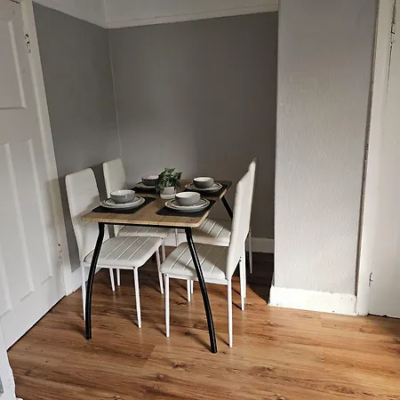 Bright 4-bed House 15 Min To Centre Hébergement de vacances