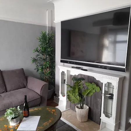 Nyaraló Bright 4-bed House 15 Min To Centre