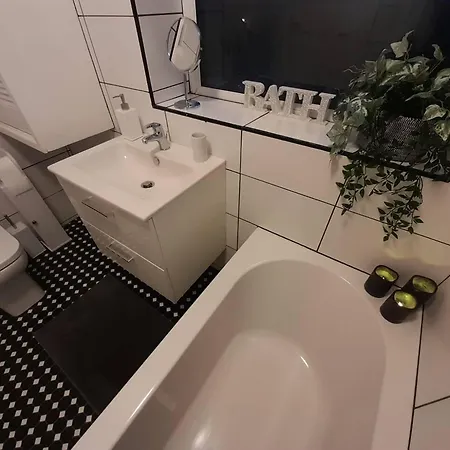 Bright 4-bed House 15 Min To Centre Hébergement de vacances Manchester