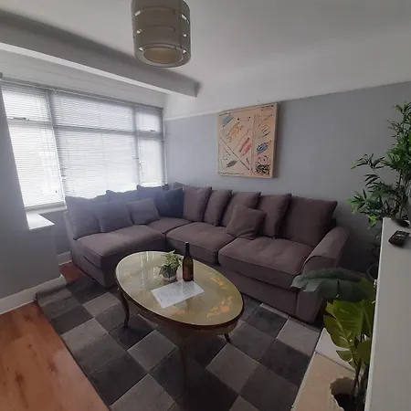 Nyaraló Bright 4-bed House 15 Min To Centre