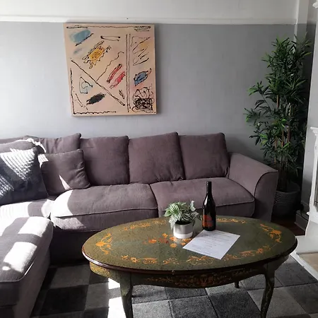 Bright 4-bed House 15 Min To Centre *