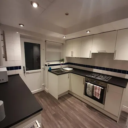 Bright 4-bed House 15 Min To Centre *