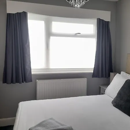 Bright 4-bed House 15 Min To Centre Manchester