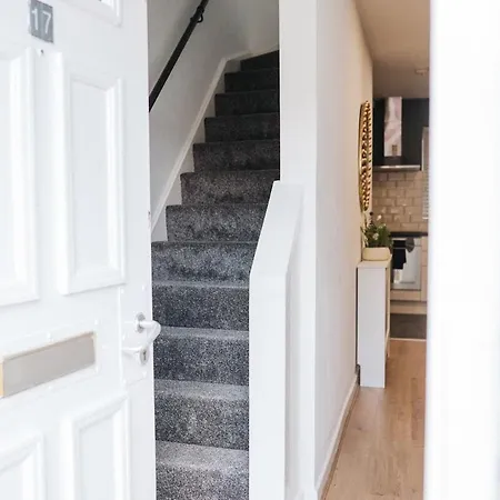 Holiday home 3br House By Mystayuk Short Lets & Serviced With Free Wifi & Free Parking *