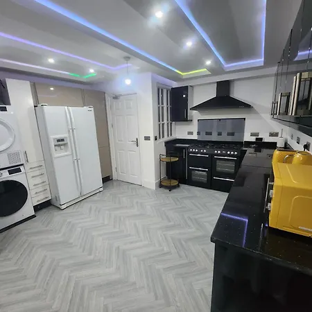 Проживание в семье Luxury Free Wifi Old Trafford Манчестер