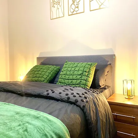 Apartment Cozy Two Bed With Juliet Balcony And Free Secure Parking *