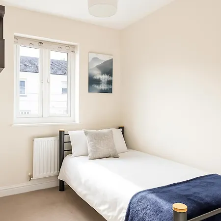 Large 3 Bed - Coop Live -free Parking *