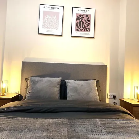 Cozy Two Bed With Juliet Balcony And Free Secure Parking