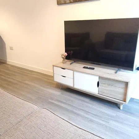 Bee Halo - Work N Relax 500Mbps Wifi, Netflix, City Centre, Paid Private Parking , Balcony And Memory Foam Beds Manchester