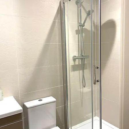 Cozy Two Bed With Juliet Balcony And Free Secure Parking Διαμέρισμα *