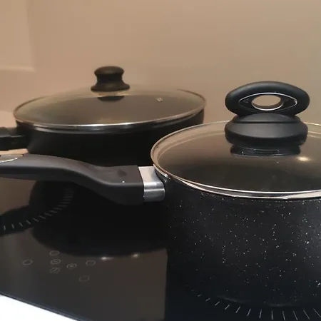 Bee Cosy - Near Train Stations And Shopping Centre With Paid Private Parking, 500mbps Internet And Netflix דירה *