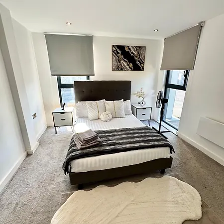 Stylish 2-bed By Cente Μάντσεστερ