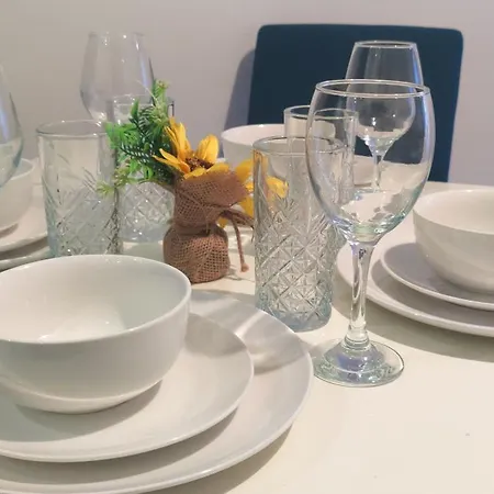 Bee Cosy - Near Train Stations And Shopping Centre With Paid Private Parking, 500mbps Internet And Netflix דירה *