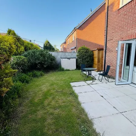 Large 3 Bed - Coop Live -free Parking Apartment