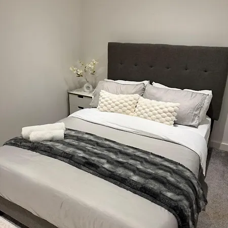 Stylish 2-bed By Cente Apartamento