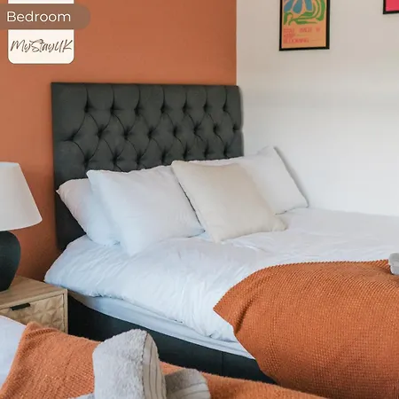 펜션 Modern City-centre | Sleeps 12 | Free Parking