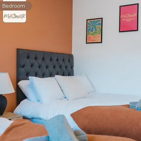 3br House By Mystayuk Short Lets & Serviced With Free Wifi & Free Parking *