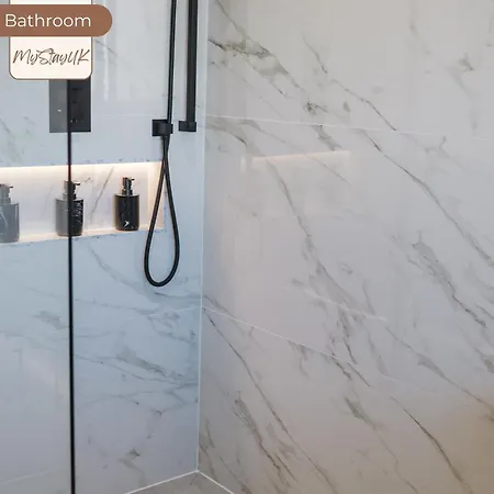 Spacious 3Br House By Mystayuk Short Lets & Serviced Accommodation Manchester Perfect For Contractors With Free Wifi & Free Parking Сasa de vacaciones Mánchester